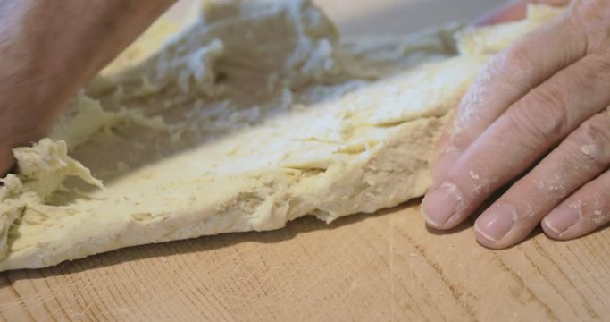 Preparazione pasta ravioli ripieni di ricotta e spinaci fatti in casa