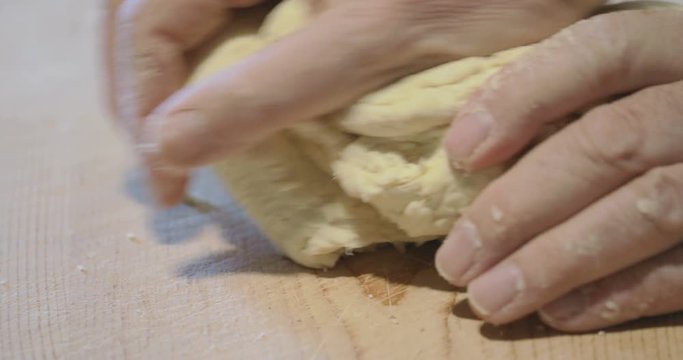 Preparazione pasta ravioli ripieni di ricotta e spinaci fatti in casa