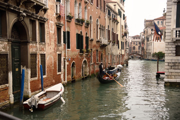 Obraz na płótnie Canvas vue sur un canal dans une ville