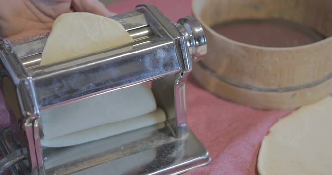 Preparazione pasta ravioli ripieni di ricotta e spinaci fatti in casa