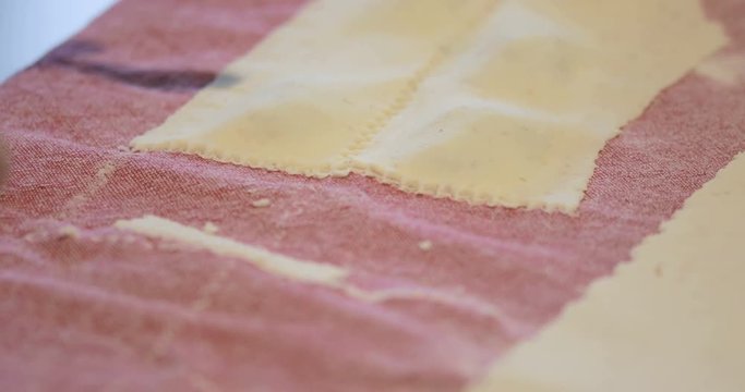 Preparazione pasta ravioli ripieni di ricotta e spinaci fatti in casa