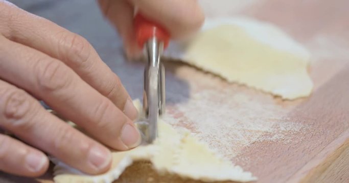 Preparazione pasta ravioli ripieni di ricotta e spinaci fatti in casa