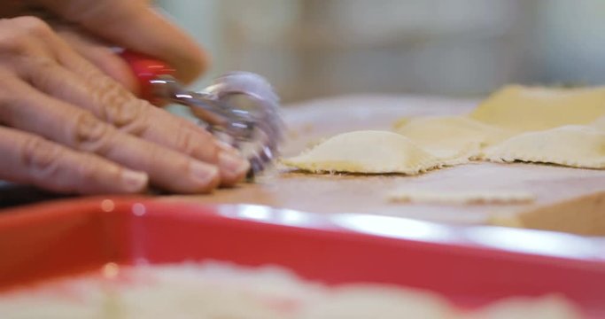 Preparazione pasta ravioli ripieni di ricotta e spinaci fatti in casa