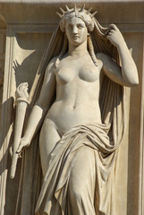 Obraz premium Sculpture de femme au palais de justice à Paris, France