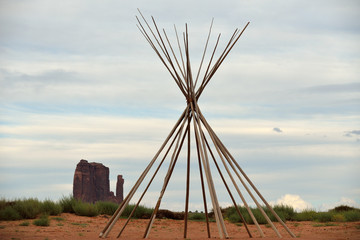 Gestell eines Tipis der Navajos im Monument Valley