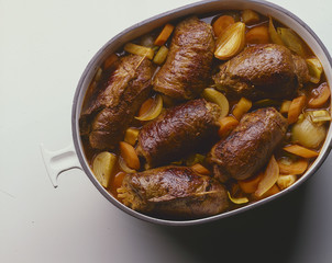 Roulladen im Schmortopf mit Gemüse