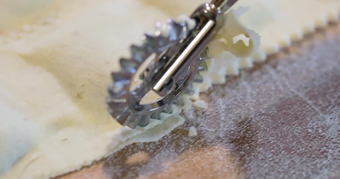 Preparazione pasta ravioli ripieni di ricotta e spinaci fatti in casa