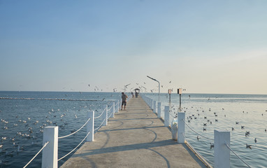 Obraz premium The bridge that juts out into the sea There sit blue sky is beautiful.