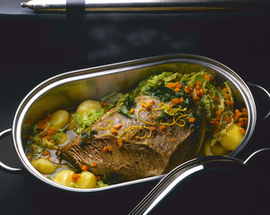 Tafelspitz in Brühe mit Gemüse und Kartoffeln
