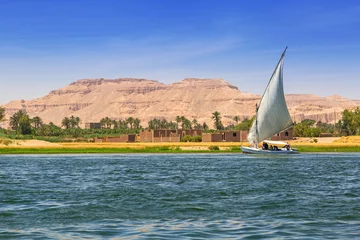 Fotobehang Egypte Falukas zeilboot op de rivier de Nijl in de buurt van Luxor, Egypte