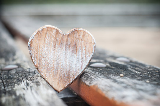 coeur en bois sur un banc dans un jardin public