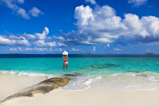 Sch&ouml;ner Maledivenstrand mit Model