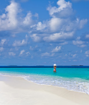 Sch&ouml;ner Maledivenstrand mit Model