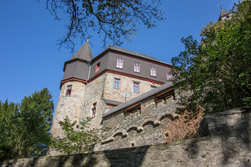Fototapeta na wymiar gut erhaltene Festung an der Lahn