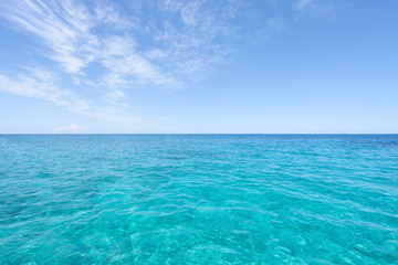 Weite bis zum Horizont, türkisfarbenes Meer bis zum sommerlichen Himmel