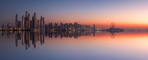 Sonnenuntergang über Dubai mit Meeresspiegelung, Stadtkulisse und Dubai Eye, 