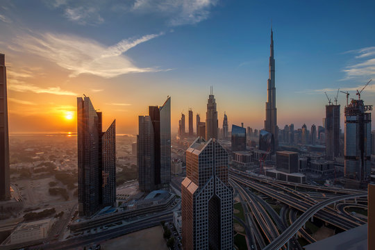 Dubai, eine lebendige Metropole bei Sonnenuntergang