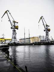 Fototapeta premium Kräne im Hafen von Wismar