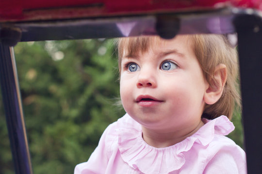Niña pequeña contenta y prestando atención 