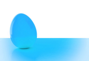 Osterei in blauer Farbe auf Tisch mit weißen Hintergrund