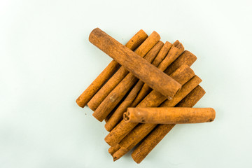 Cynamon na białym tle