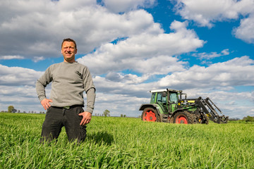Agrarpolitik - unternehmerische Freiheit, Landwirt steht im Getreidefeld © Countrypixel