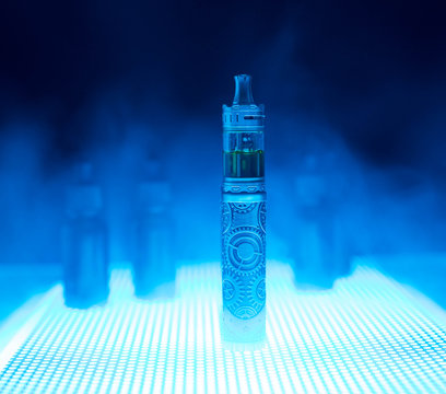 E Zigarette im Neonlicht Vape