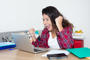 Jubelnder Studentin am Computer