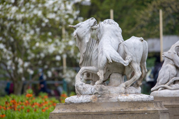 Statue von kämpfenden Tiere