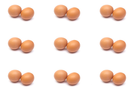 Яйца на белом фоне. Творческий фон. Много куриных яиц. 
