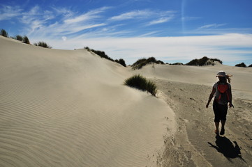 camminando sulle dune di sabbia