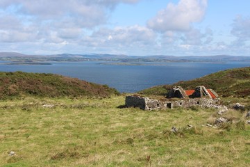 Alte Ruine mit Wiese und Meer im Hintergrund