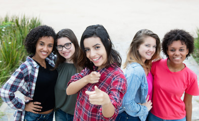 Multikulturelle Frauengruppe lacht zur Kamera