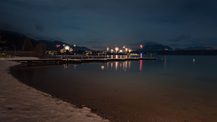Feuerwerk an See, bei Nacht