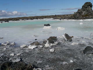 Blaues Siliziumwasser an Geröll
