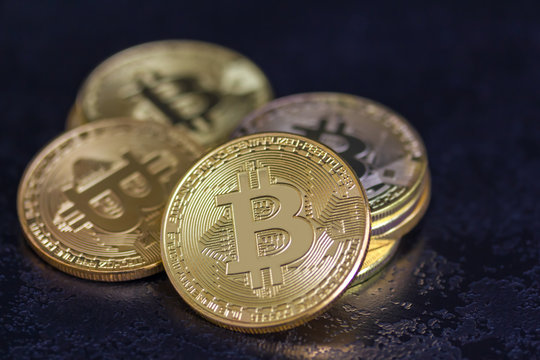 mehrere Bitcoin Münzen auf dunklem Hintergrund (virtuelles Geld, Kryptogeld oder Kryptowährung)