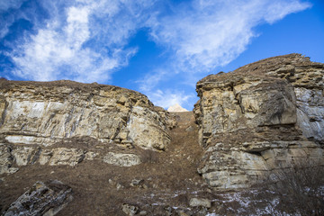 Горный пейзаж. Красивый вид на высокие скалы, живописное ущелье, дикая природа Северного Кавказа