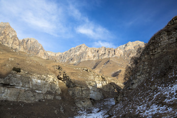 Горный пейзаж. Красивый вид на высокие скалы, живописное ущелье, дикая природа Северного Кавказа