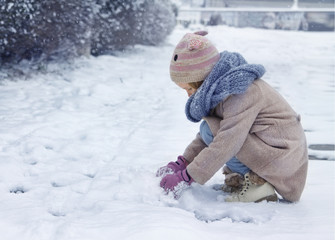 Fototapeta na wymiar Little girl winter portrait