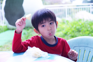 おやつを食べている男の子