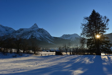 Fototapeta na wymiar Winterlandschaft in Ehrwald / Lermoos Bezirk Reutte in Tirol 