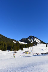 Fototapeta na wymiar Berwang, höchster Ort der Tiroler Zugspitz Arena in den Lechtaler Alpen