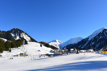 Fototapeta na wymiar Berwang Bezirk Reutte in den Lechtaler Alpen 