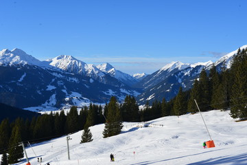 Fototapeta na wymiar Skigebiet Ehrwalder Alm Zugspitzarena 