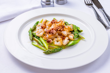 Fried squid with asparagus