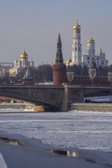 Obraz premium Московский Кремль зимним, морозным днем.