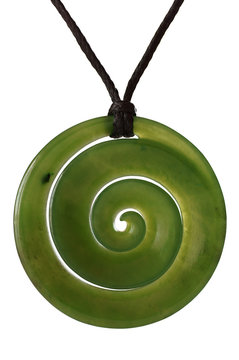 Gr&uuml;ne Jade Spirale als Symbol Schmuck Schmuckstein Anh&auml;nger Koru aus Neuseeland auf wei&szlig;em Hintergrund.