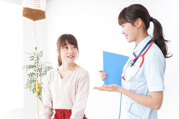 病気の治療をする女性