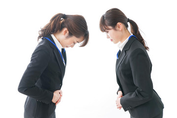 謝罪・お辞儀をするビジネスパーソン