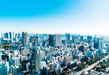 Fototapeten Asien-Geschäftskonzept für Immobilien- und Unternehmensbau - Panorama-Vogelperspektive der modernen Skyline der Stadt mit Kran in der Nähe des Tokio-Turms unter strahlender Sonne und strahlend blauem Himmel in Tokio, Japan © voyata